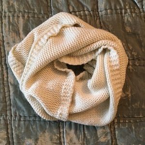 2/$15 🖤 White Infinity Scarf